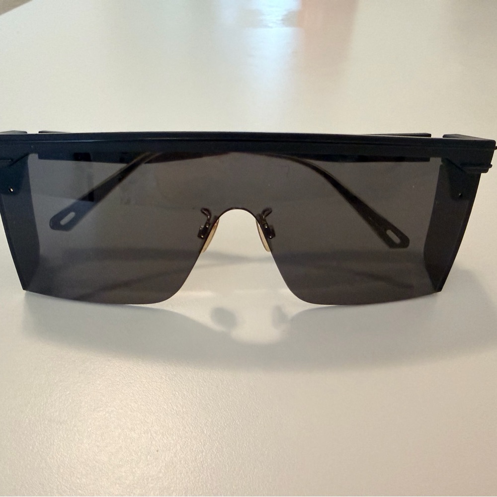 Dior Club m1u
Unisex Oversized Shield Sunglasses in Black